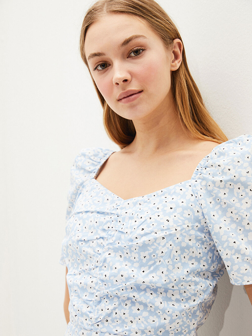 فستان نسائي بوبلين بياقة مربعة مُزهر كم قصير-1