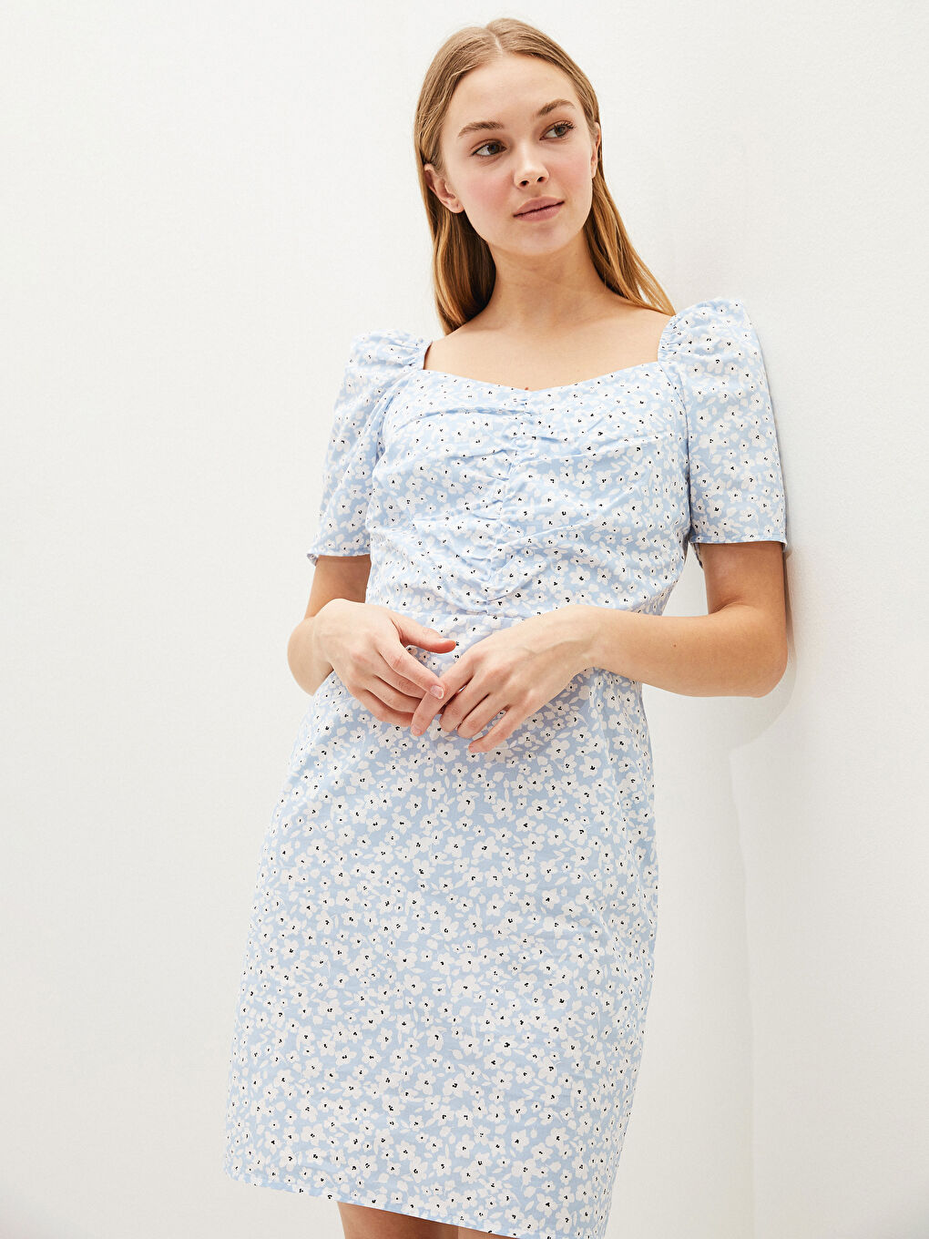 فستان نسائي بوبلين بياقة مربعة مُزهر كم قصير-2