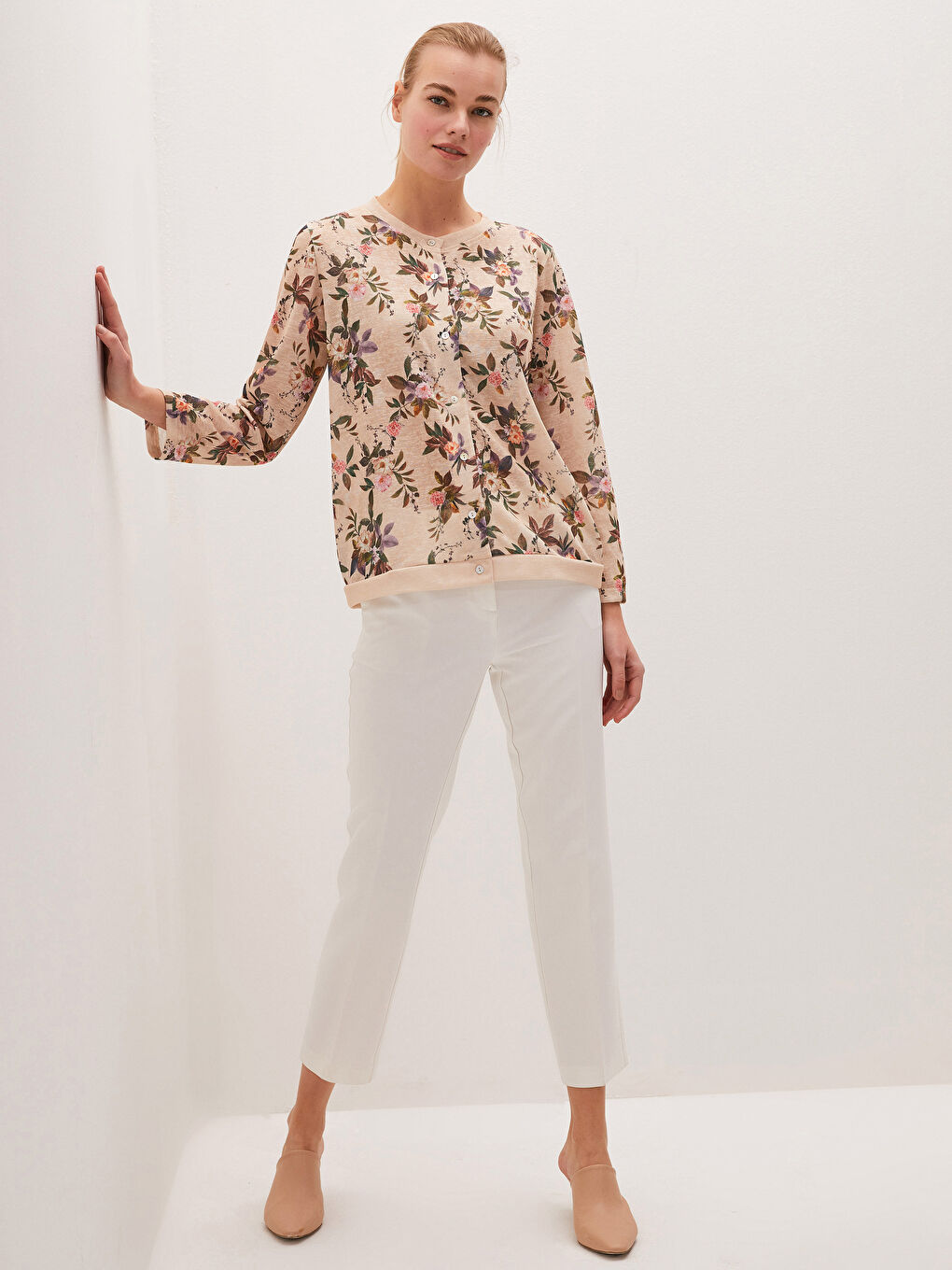 Cardigan pour Femmes à Col Rond Imprimé Floral avec Fermeture à Boutons et Manches Longues-4