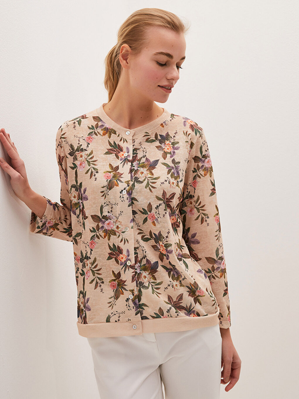 Cardigan pour Femmes à Col Rond Imprimé Floral avec Fermeture à Boutons et Manches Longues-1