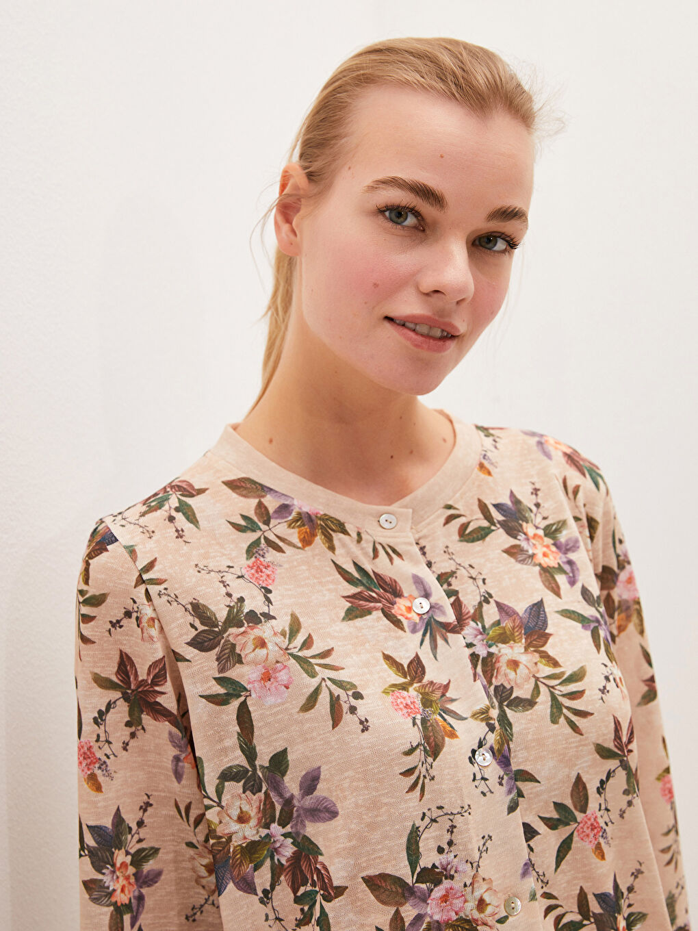 Cardigan pour Femmes à Col Rond Imprimé Floral avec Fermeture à Boutons et Manches Longues-2