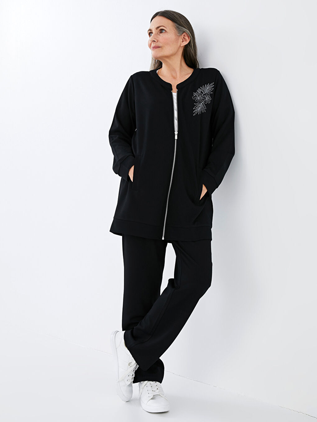 Siyah Bisiklet Yaka Nakışlı Fermuarlı Uzun Kollu Kadın Hırka-2