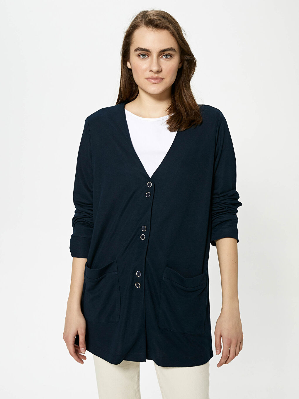 كارديجان للسيدات بياقة على شكل حرف V بتفاصيل جيوب وإغلاق بأزرار وكم طويل