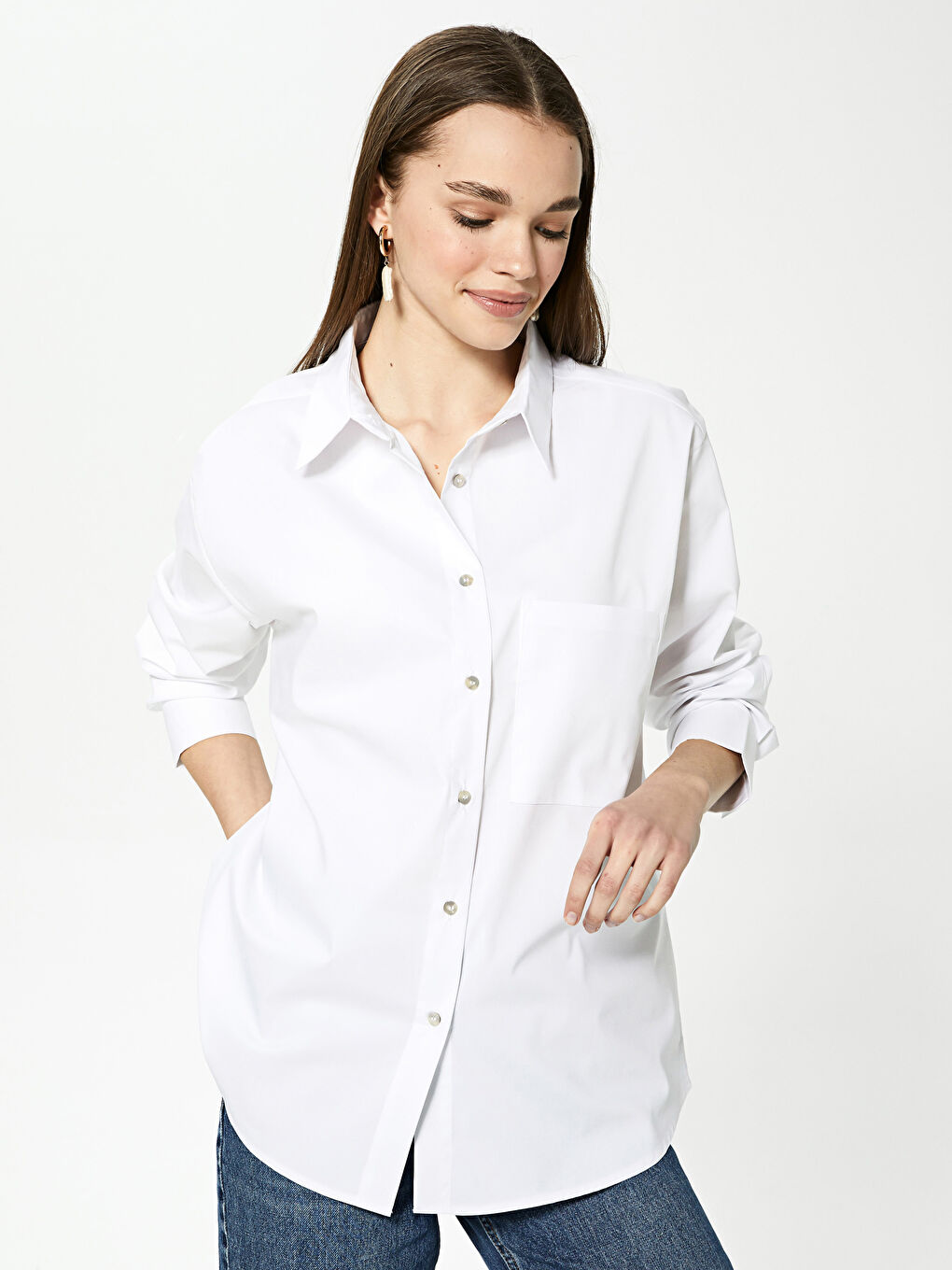 Beyaz Cep Detaylı Düğme Kapamalı Uzun Kollu Poplin Kadın Gömlek-8