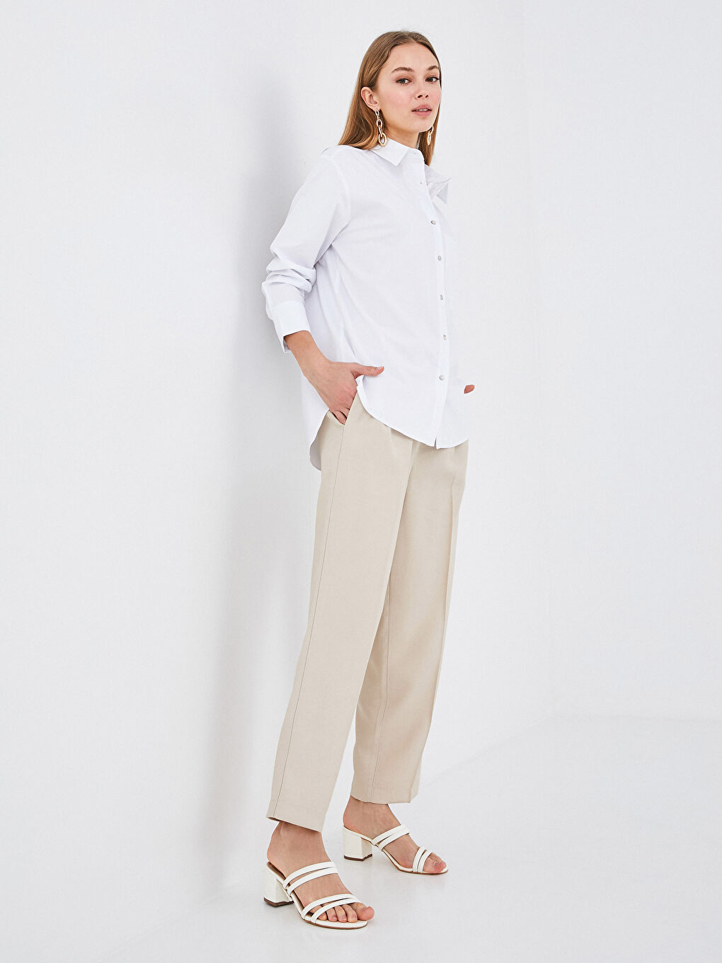 Beyaz Cep Detaylı Düğme Kapamalı Uzun Kollu Poplin Kadın Gömlek-5