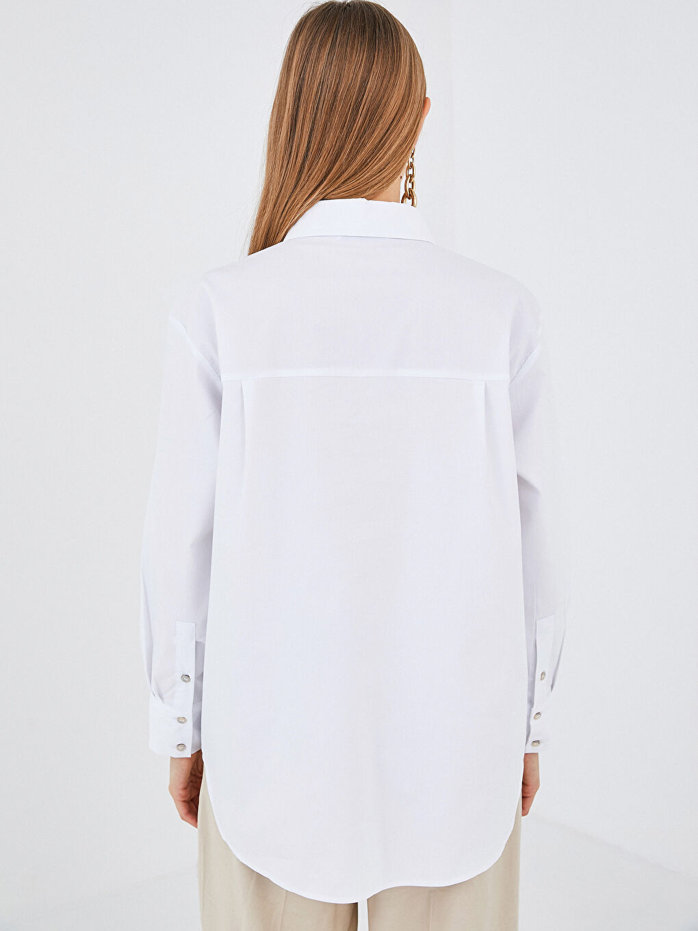 Beyaz Cep Detaylı Düğme Kapamalı Uzun Kollu Poplin Kadın Gömlek-6