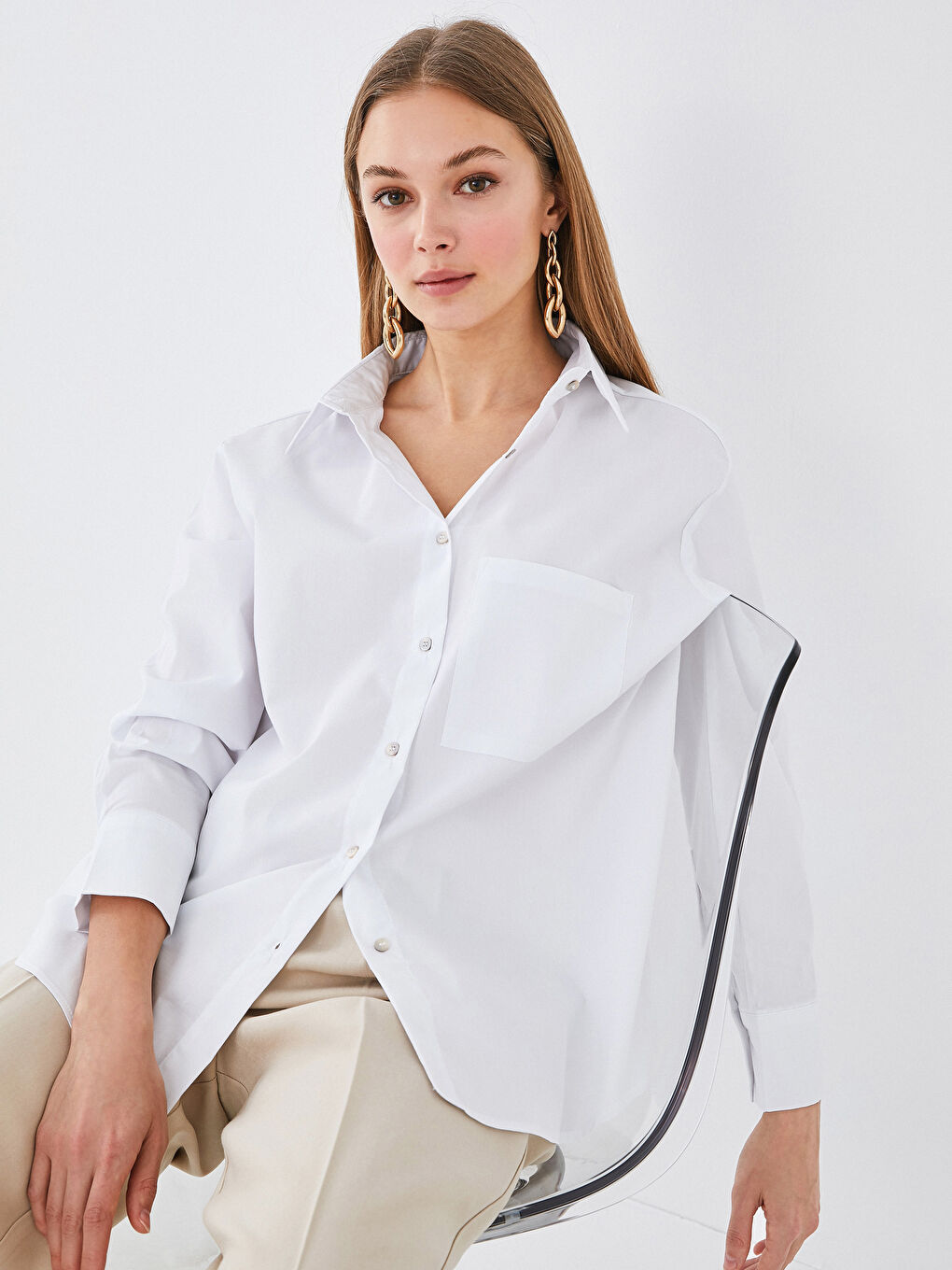 Beyaz Cep Detaylı Düğme Kapamalı Uzun Kollu Poplin Kadın Gömlek