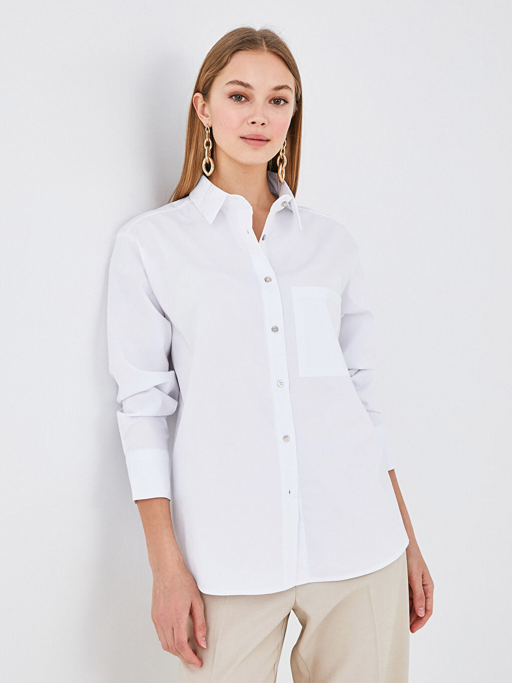 Beyaz Cep Detaylı Düğme Kapamalı Uzun Kollu Poplin Kadın Gömlek-1