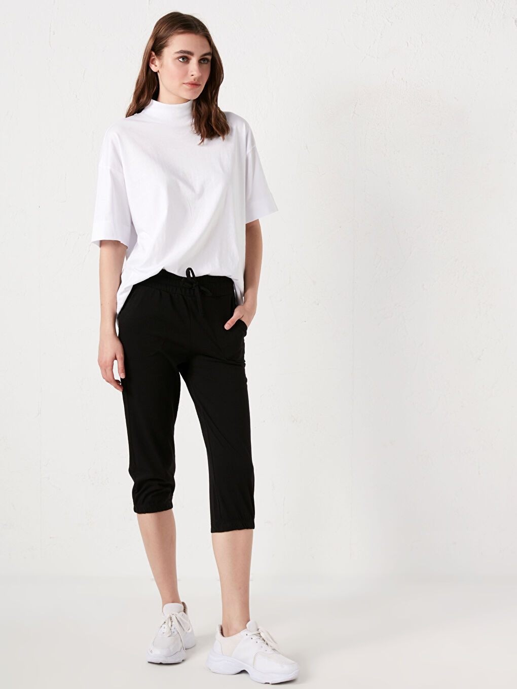 Siyah Beli Lastikli Bağlama Detaylı Kadın Kapri