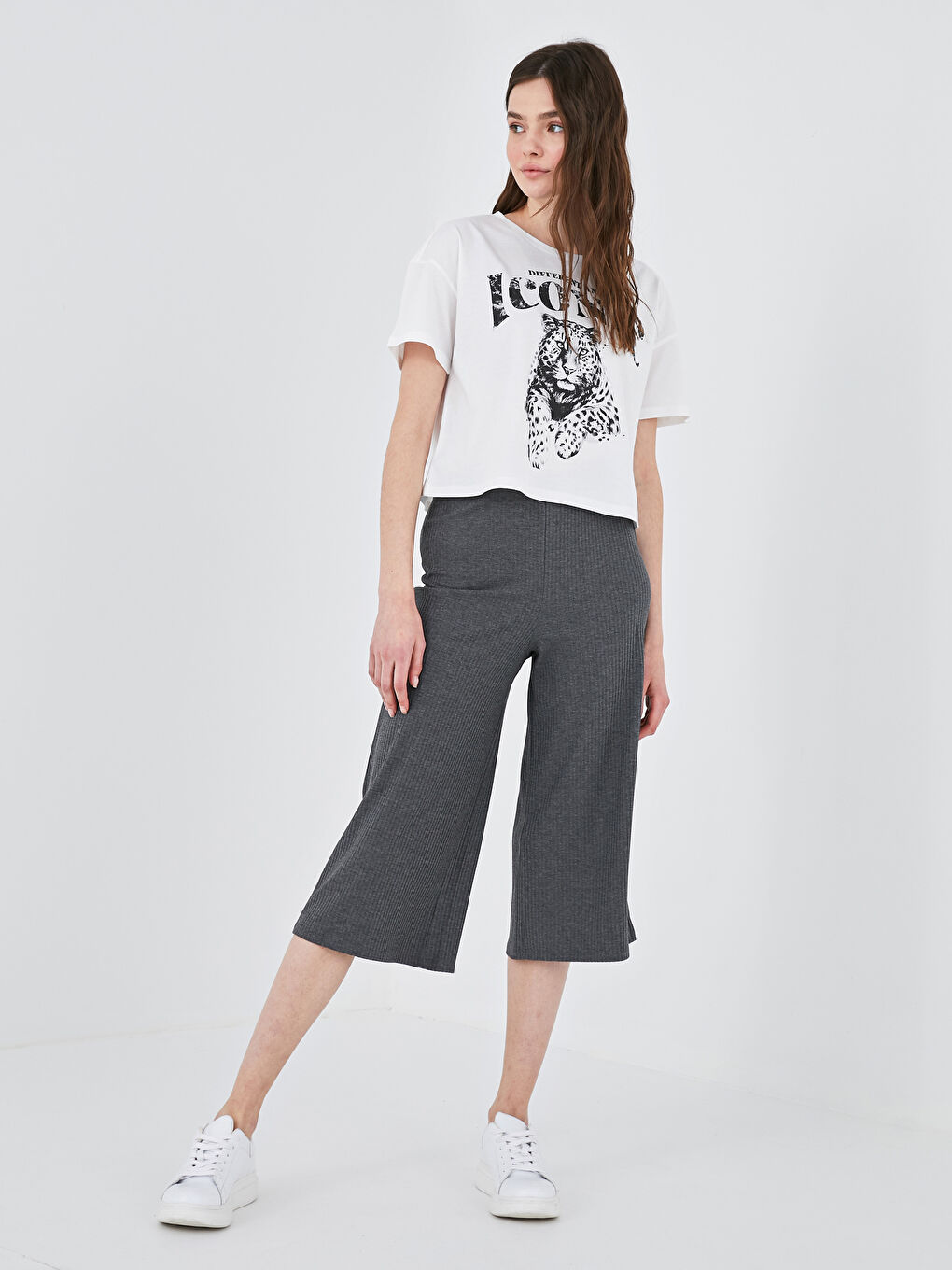 Gri Beli Lastikli Kendinden Desenli Bol Paça Kadın Kapri