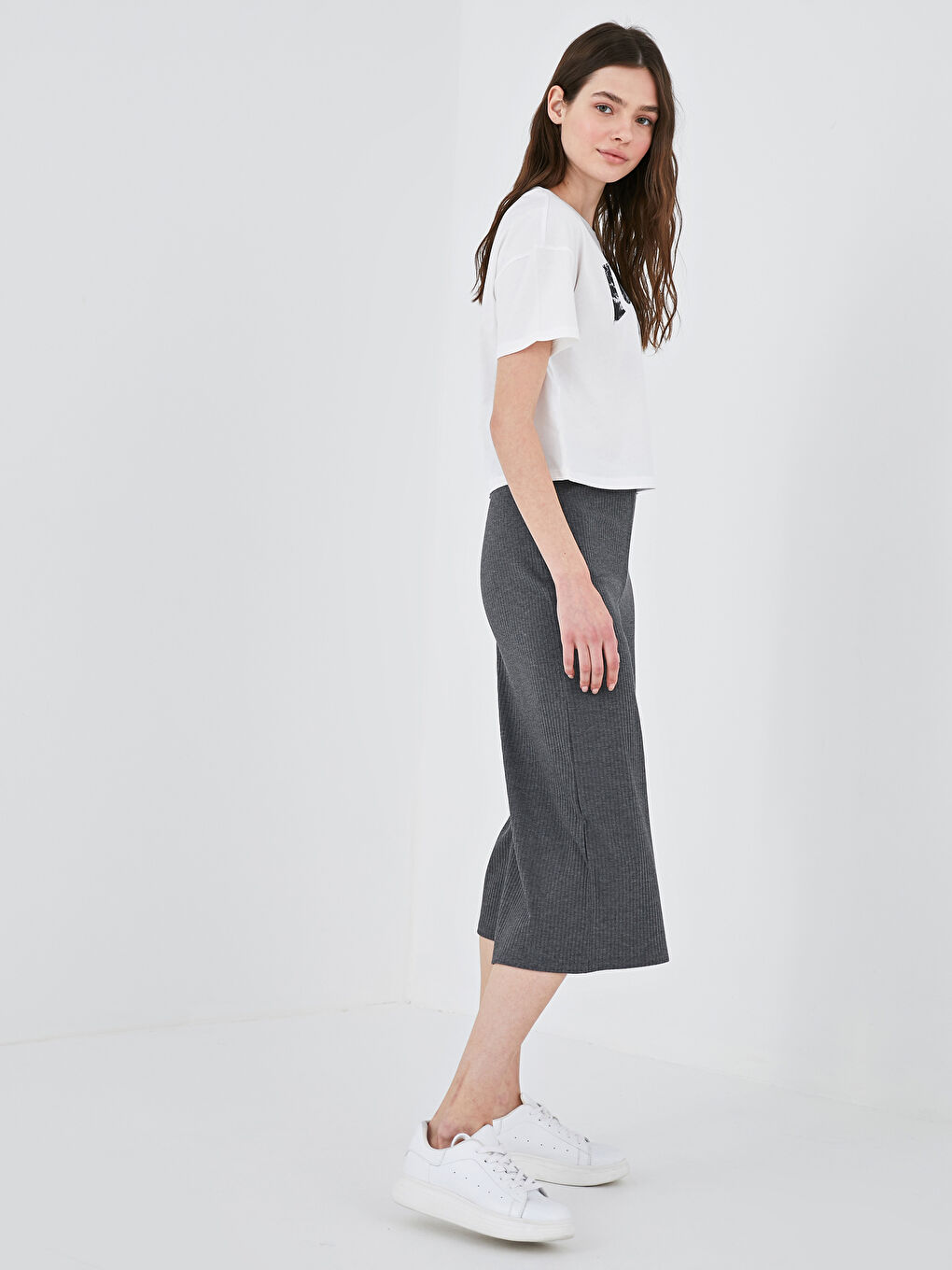 Gri Beli Lastikli Kendinden Desenli Bol Paça Kadın Kapri-1