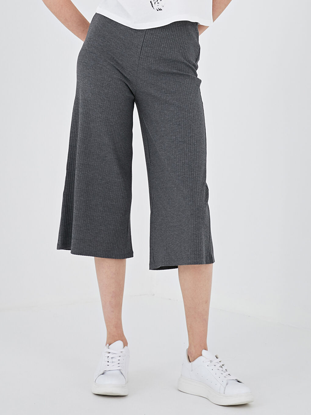 Gri Beli Lastikli Kendinden Desenli Bol Paça Kadın Kapri-2