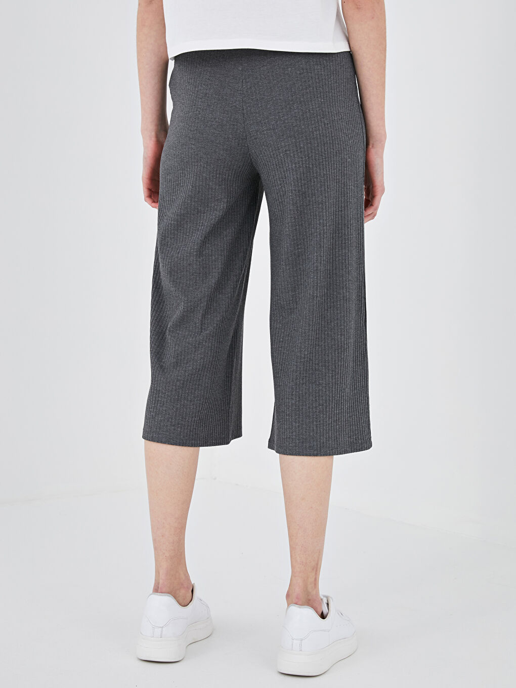 Gri Beli Lastikli Kendinden Desenli Bol Paça Kadın Kapri-3