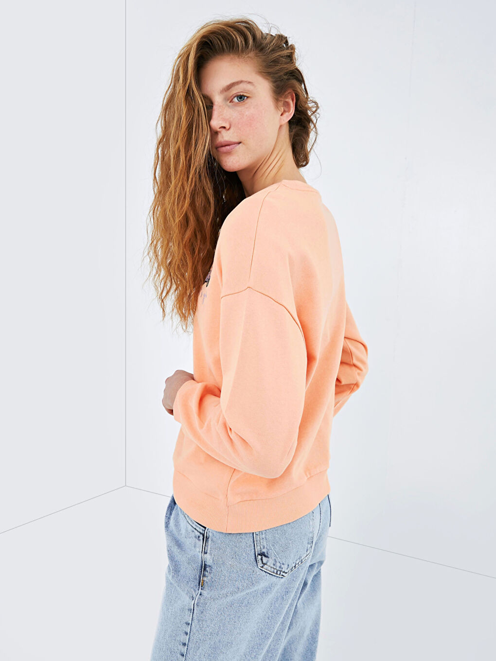 Свитшот с вышивкой буквами и длинными рукавами для женщин-3