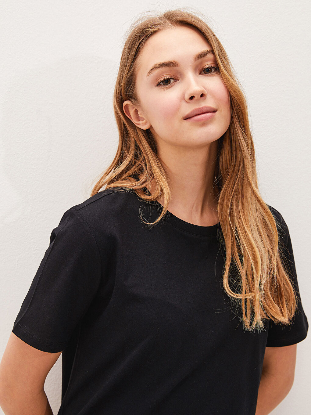 Siyah Bisiklet Yaka Düz Kısa Kollu Pamuklu Kadın Tişört-2