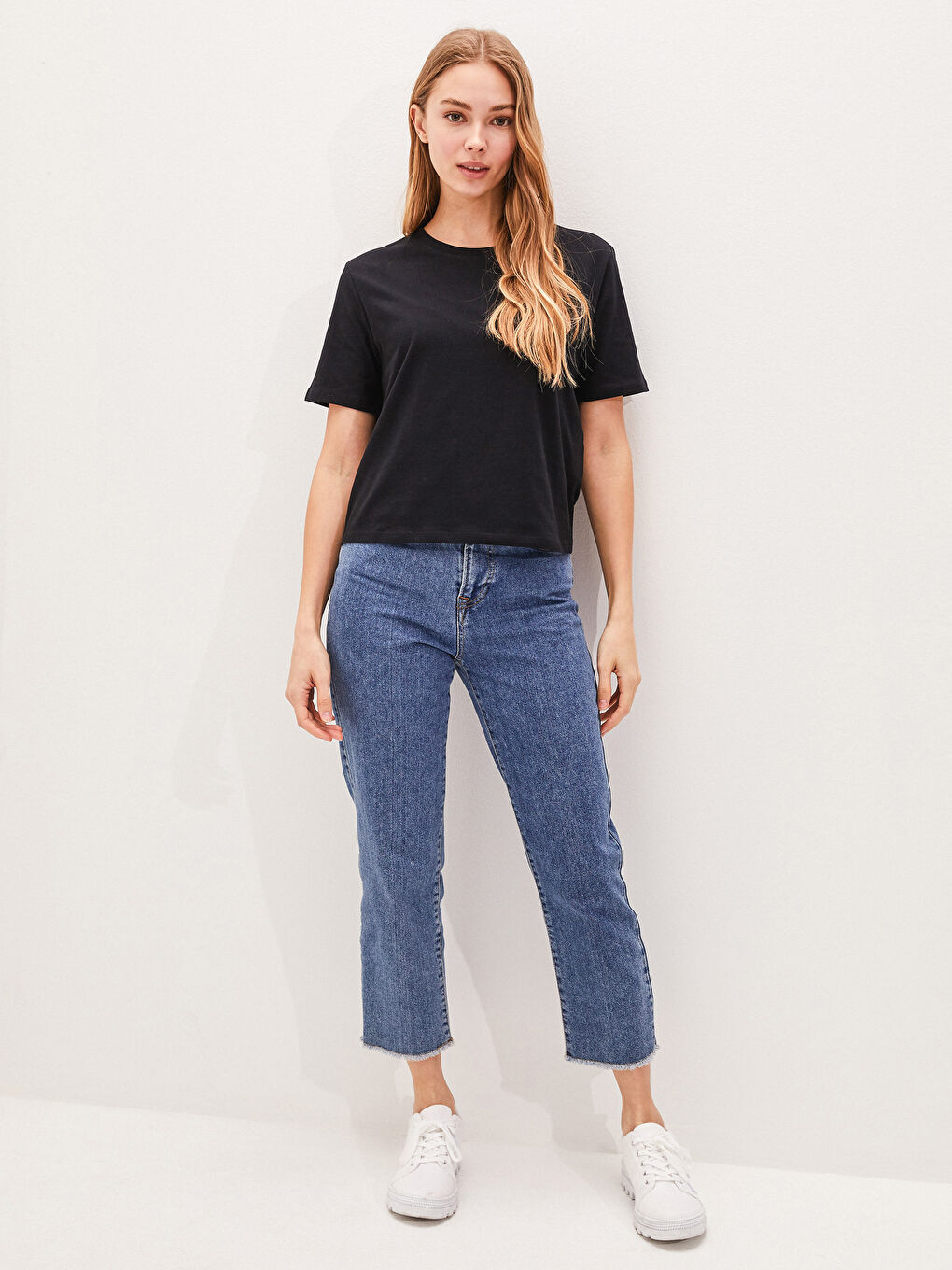 Siyah Bisiklet Yaka Düz Kısa Kollu Pamuklu Kadın Tişört-3