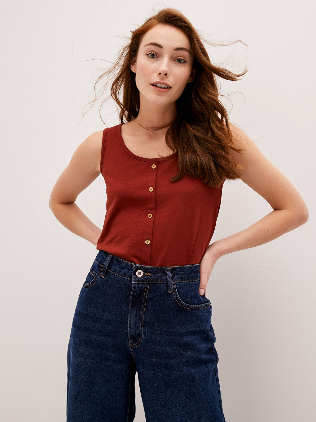 Bordo U Yaka Kolsuz Düğme Detaylı Kadın Atlet