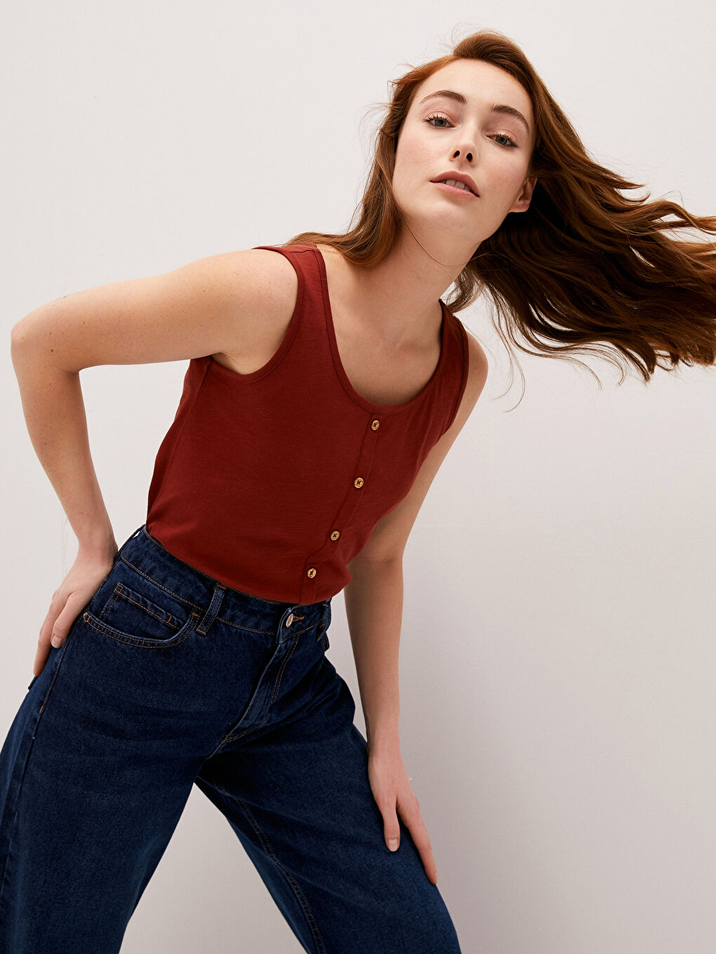 Bordo U Yaka Kolsuz Düğme Detaylı Kadın Atlet-1