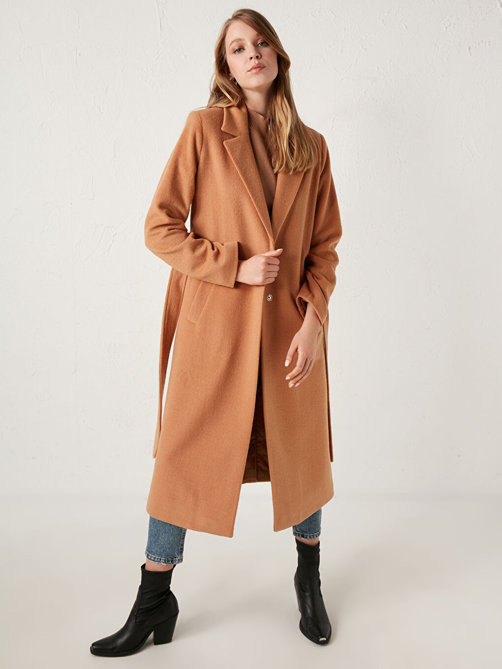 LCWAIKIKI Classic Jacket Collar Straight Belt Detailing Long Sleeves Thick Women's Stamp Coat -S1DM97Z8-DGX