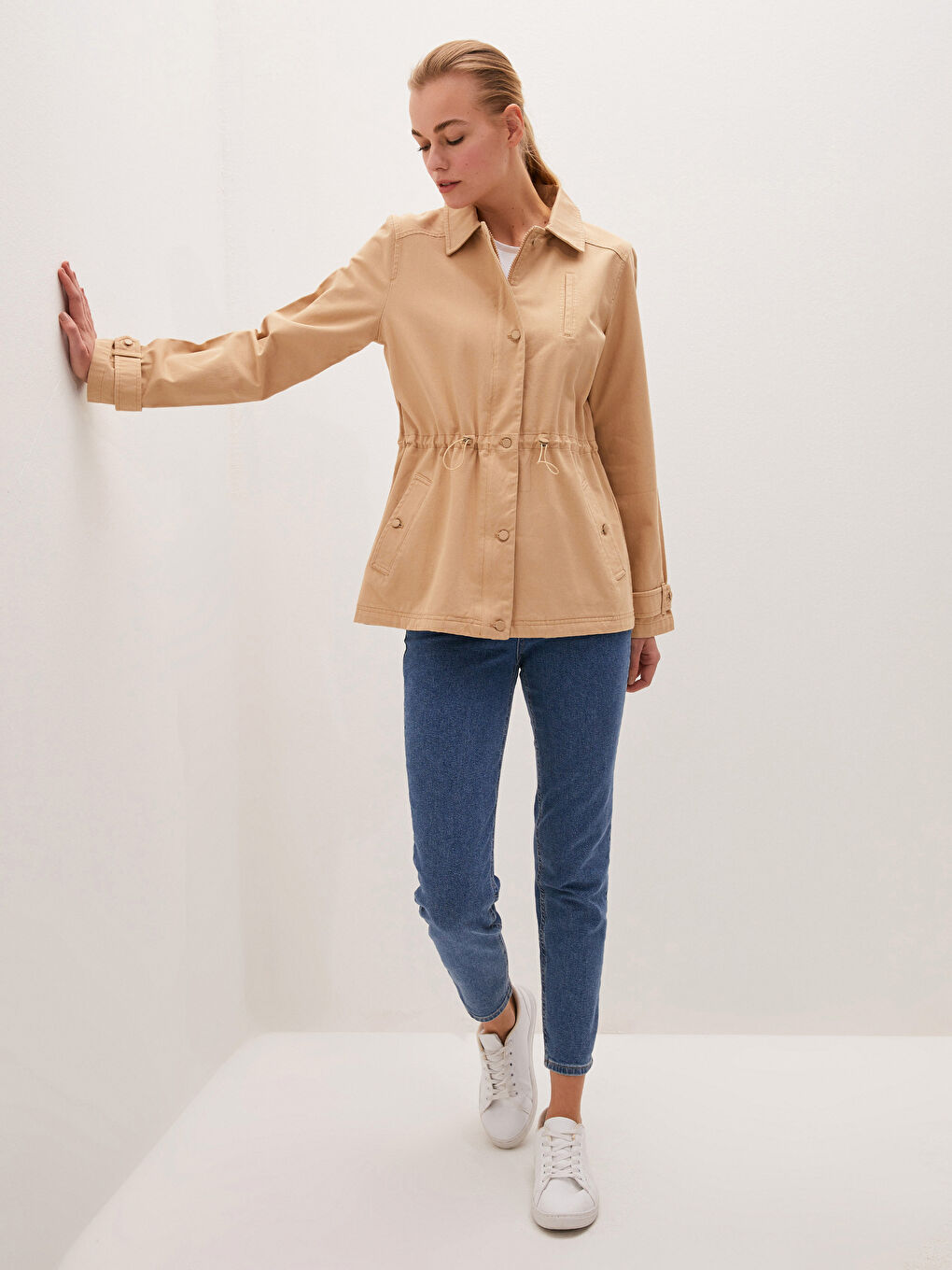 Bej Ceket Yaka Cep Detaylı Uzun Kollu Kadın Trençkot-2