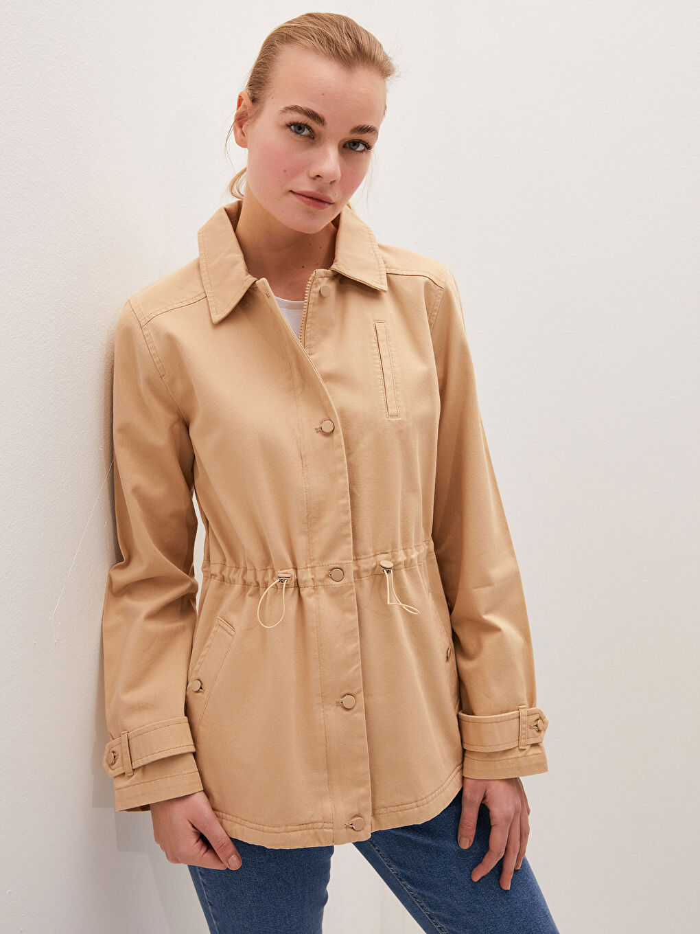 Bej Ceket Yaka Cep Detaylı Uzun Kollu Kadın Trençkot