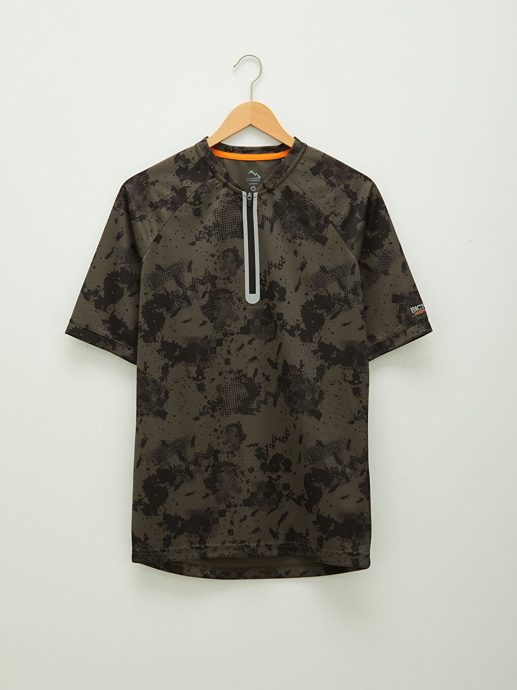 Siyah Fermuarlı Yaka Kısa Kollu Desenli Erkek Tişört-8