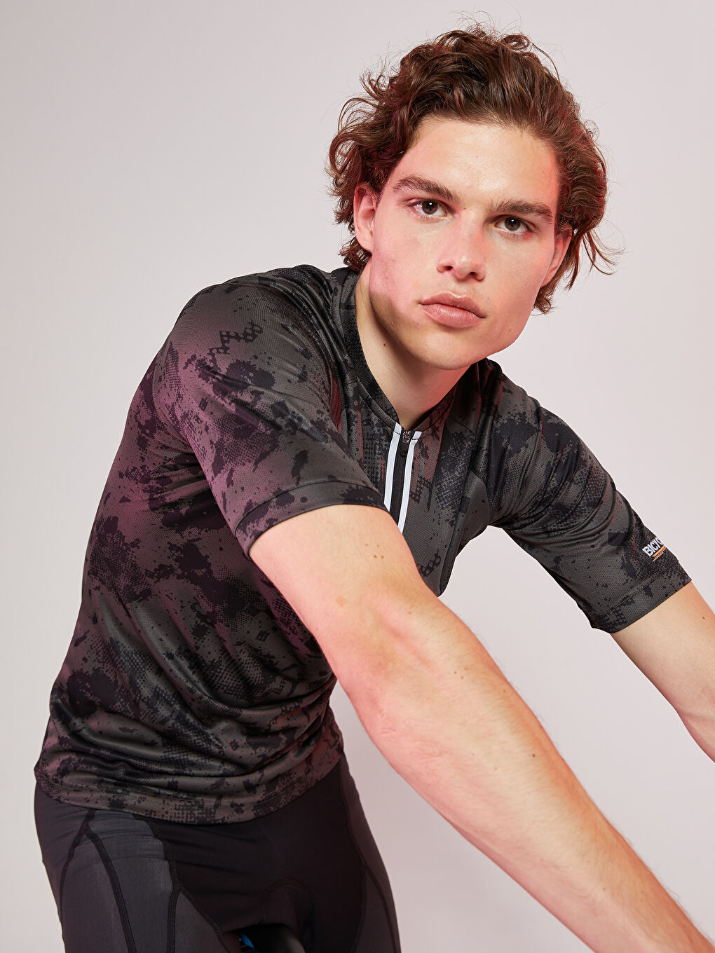 Siyah Fermuarlı Yaka Kısa Kollu Desenli Erkek Tişört-3