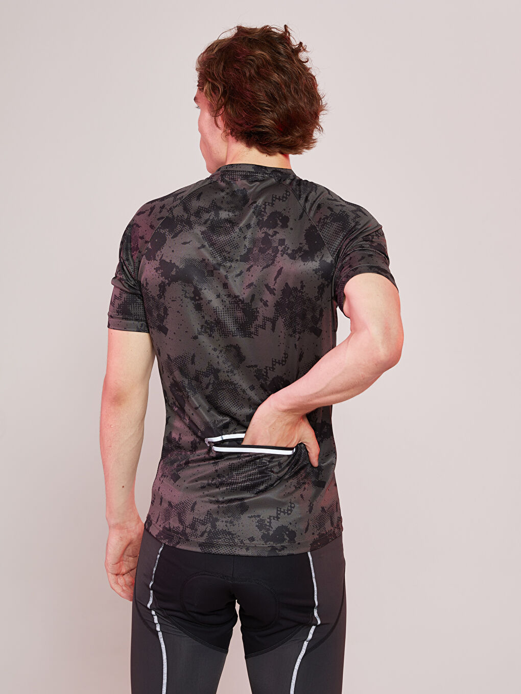 Siyah Fermuarlı Yaka Kısa Kollu Desenli Erkek Tişört-5