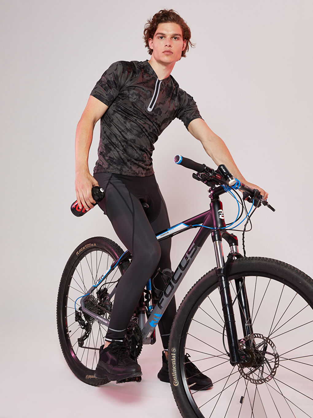 Siyah Fermuarlı Yaka Kısa Kollu Desenli Erkek Tişört-6