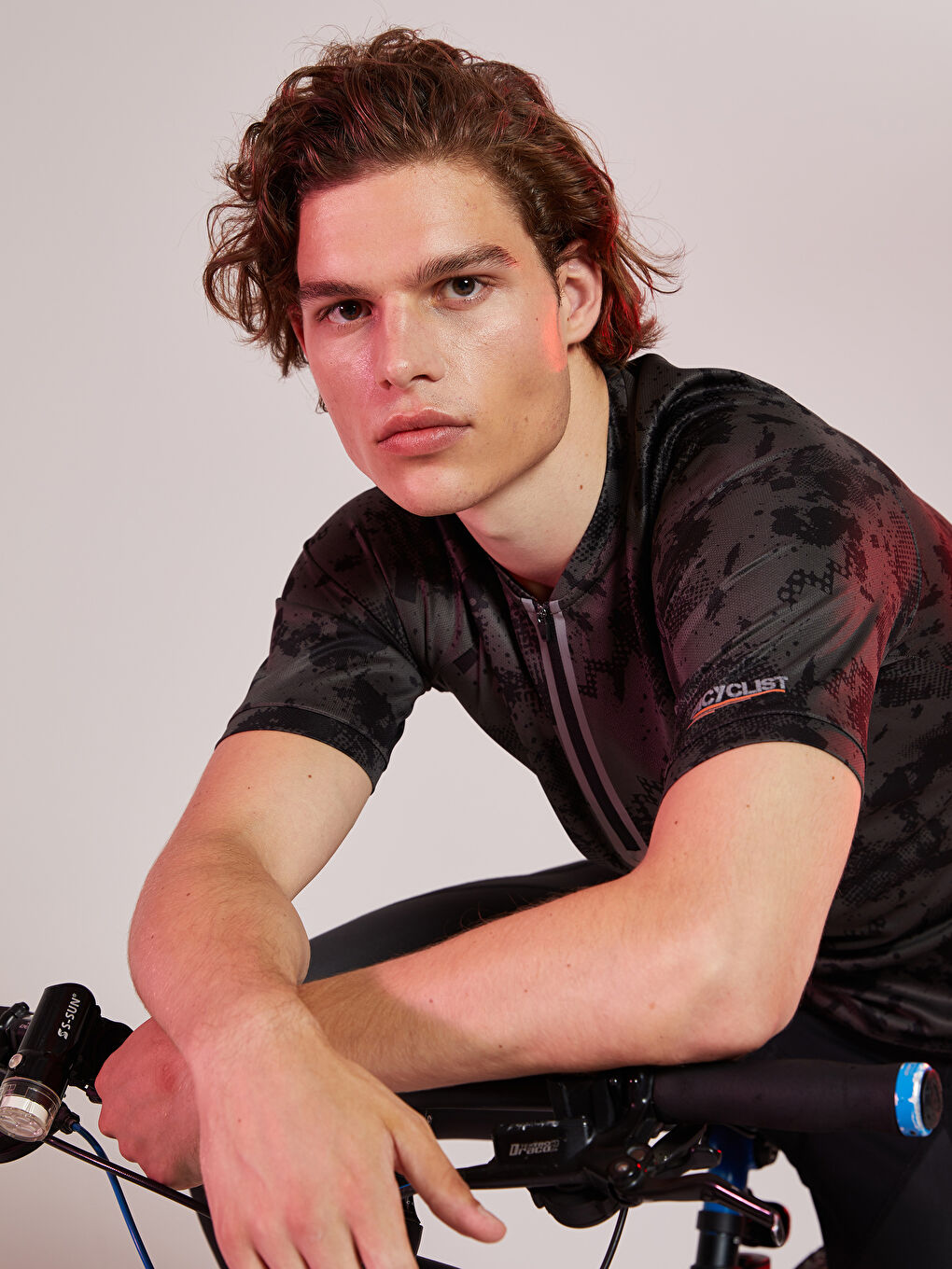 Siyah Fermuarlı Yaka Kısa Kollu Desenli Erkek Tişört