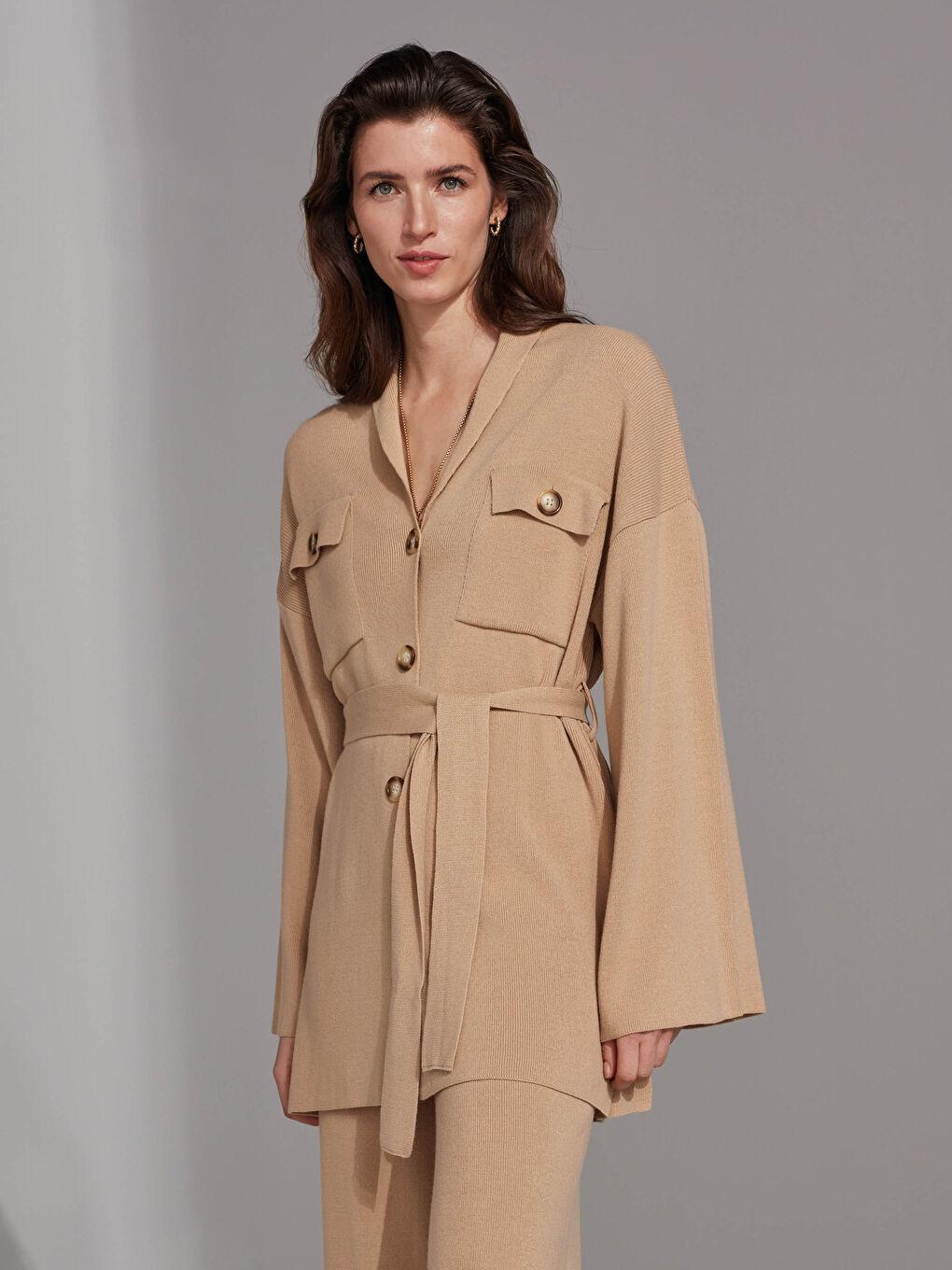 كارديغان نساء كم طويل بالتفاصيل جيوب بحزام الخصر وياقة شال-1