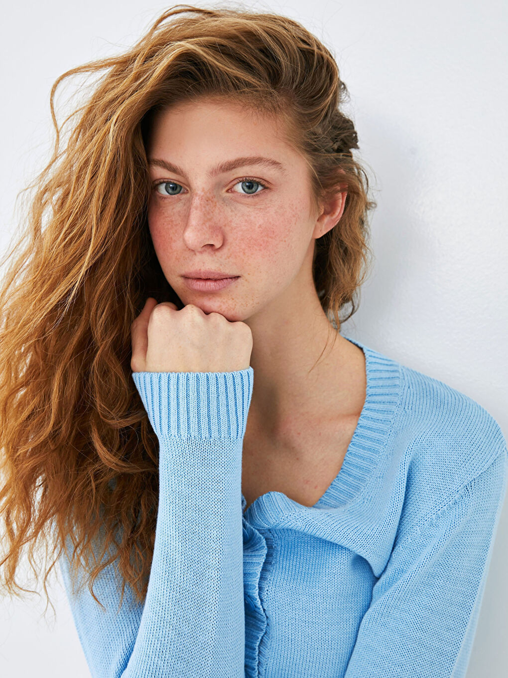 كارديجان تريكو بياقة على شكل حرف V بأزرار وكم طويل للسيدات-2