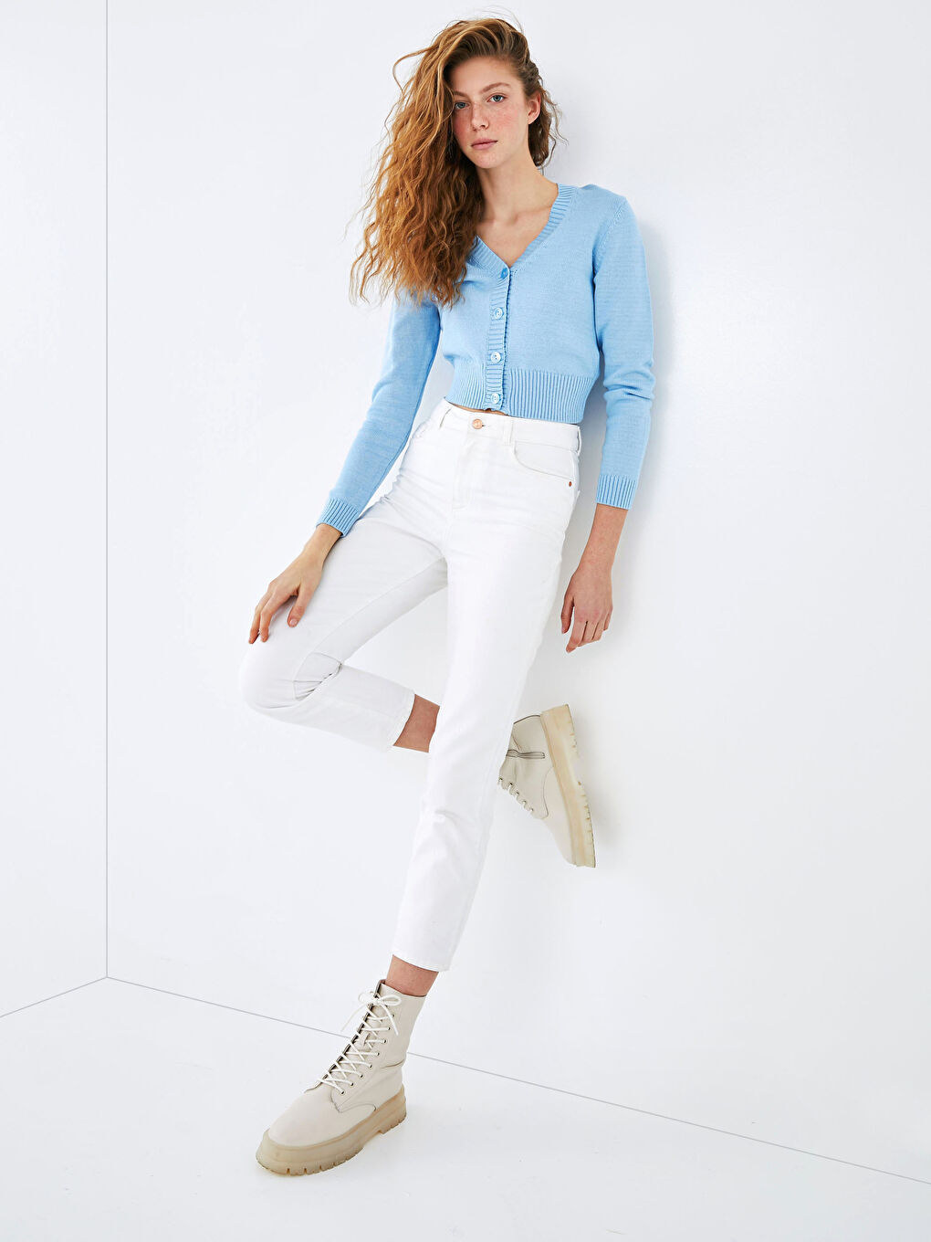 كارديجان تريكو بياقة على شكل حرف V بأزرار وكم طويل للسيدات-4