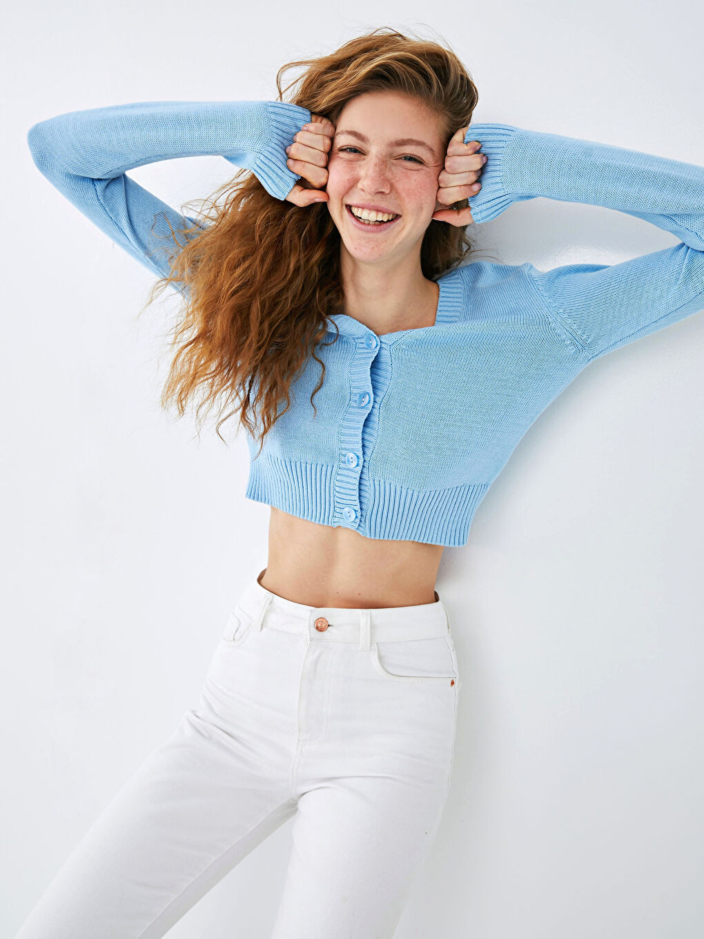 كارديجان تريكو بياقة على شكل حرف V بأزرار وكم طويل للسيدات-1