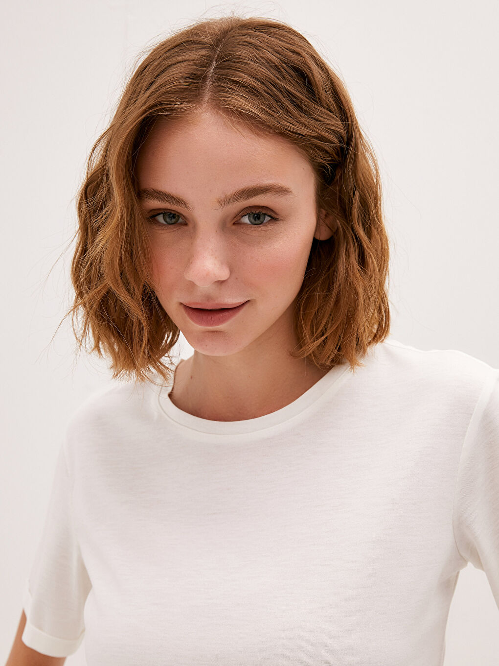 Ekru Bisiklet Yaka Düz Kısa Kollu Kadın Tişört-1