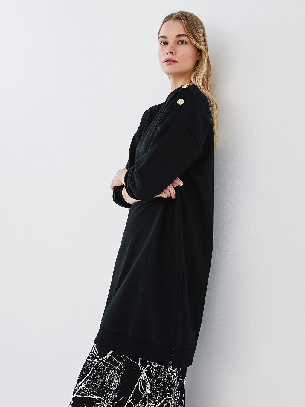 Siyah Bisiklet Yaka Düz Uzun Kollu Kadın Sweatshirt Tunik-1