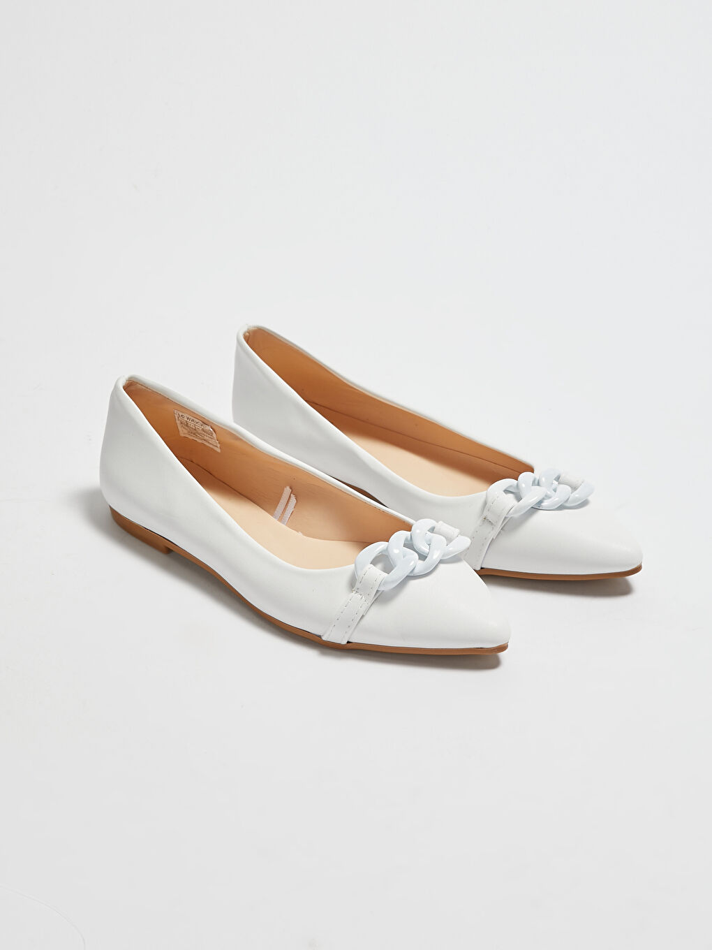 Beyaz Deri Görünümlü Metal Aplikeli Kadın Babet