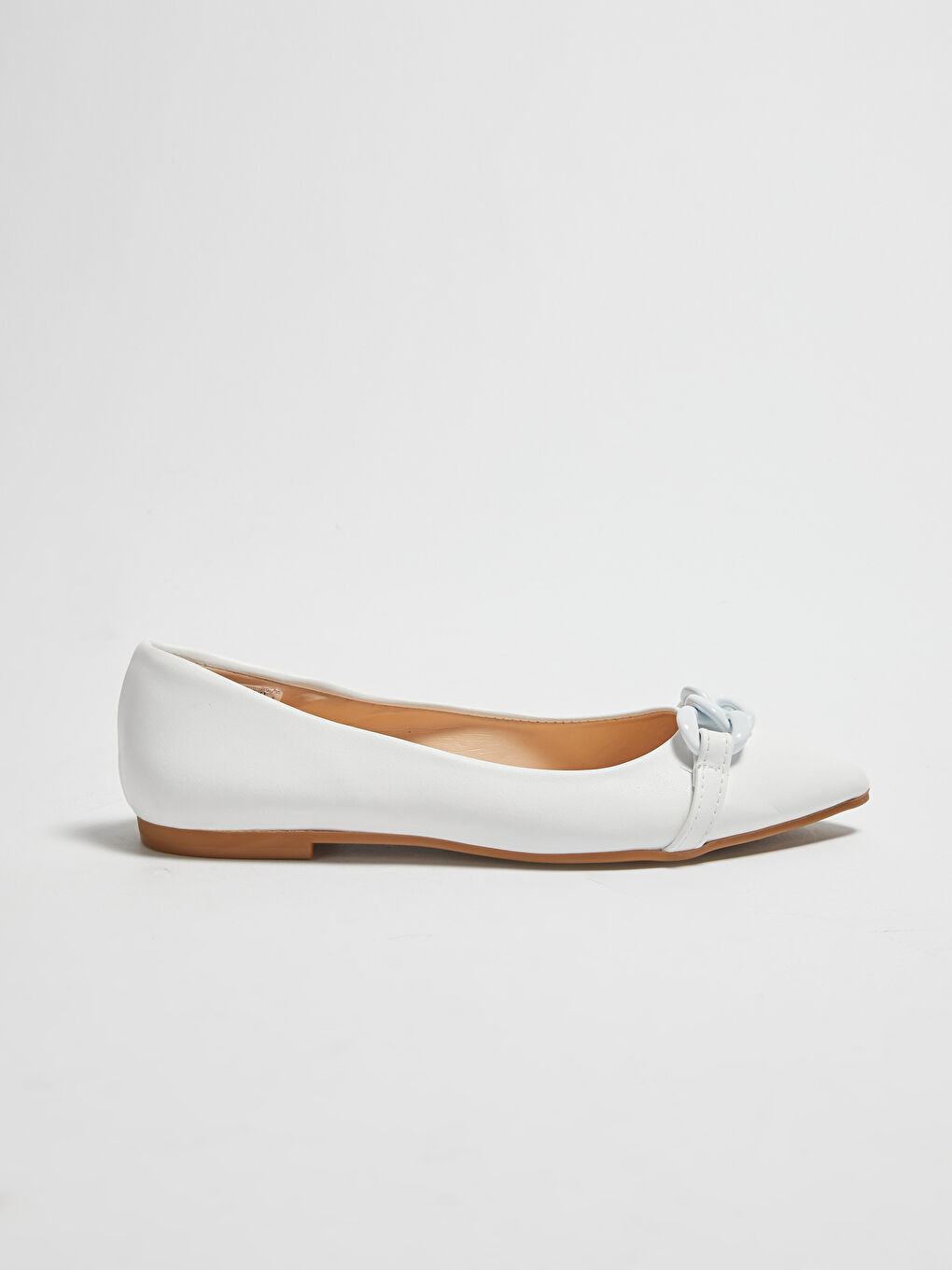 Beyaz Deri Görünümlü Metal Aplikeli Kadın Babet-1