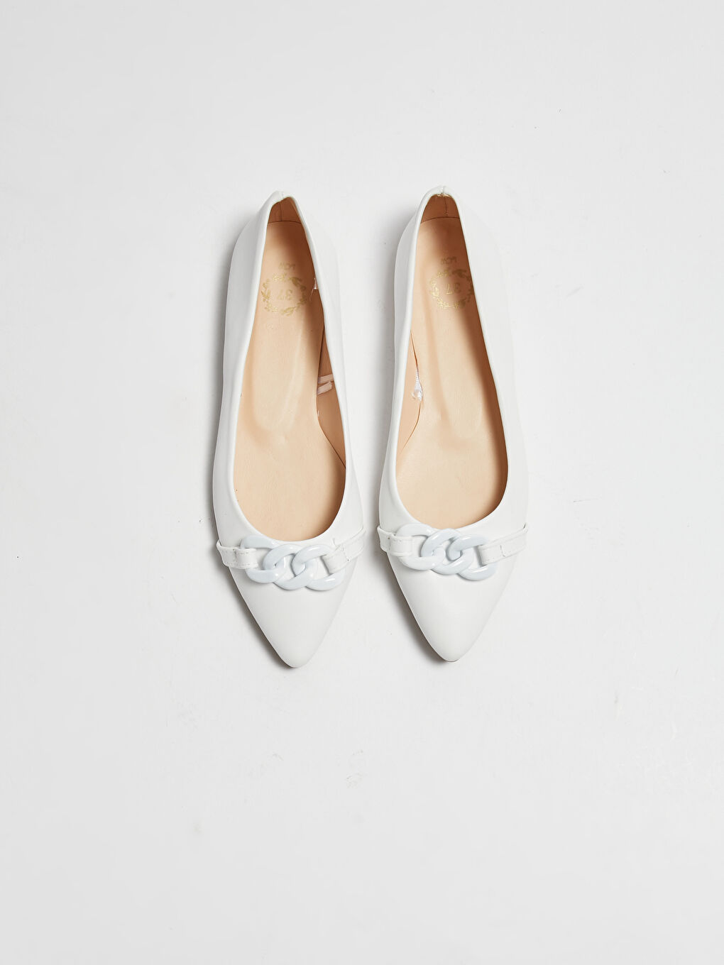 Beyaz Deri Görünümlü Metal Aplikeli Kadın Babet-2