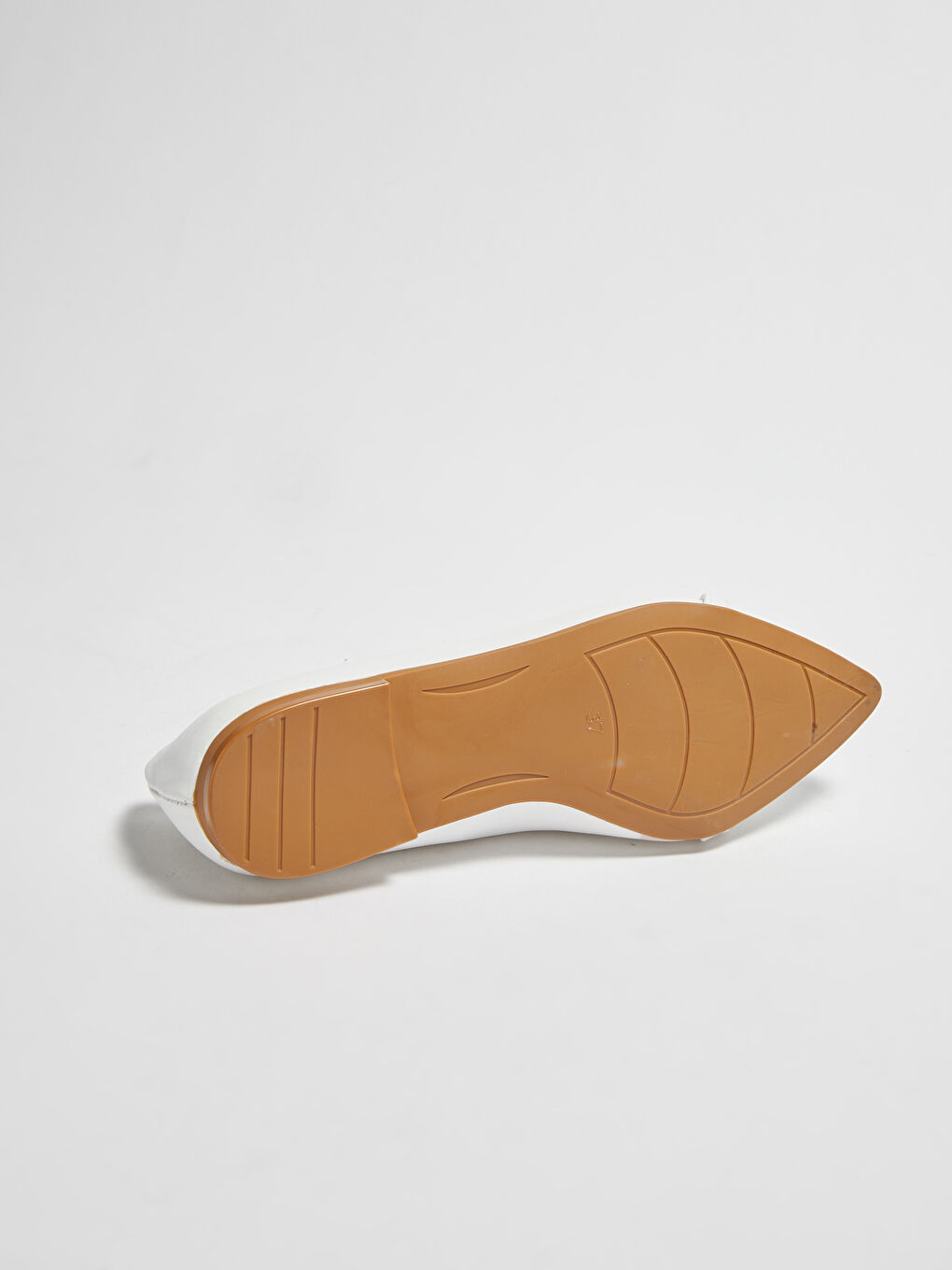 Beyaz Deri Görünümlü Metal Aplikeli Kadın Babet-3