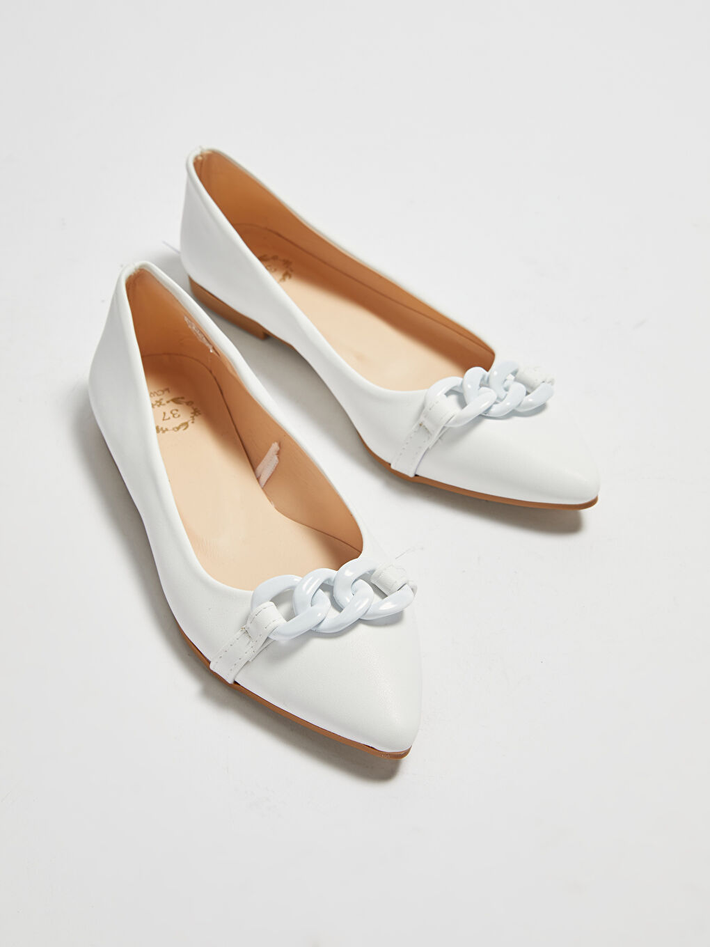 Beyaz Deri Görünümlü Metal Aplikeli Kadın Babet-4