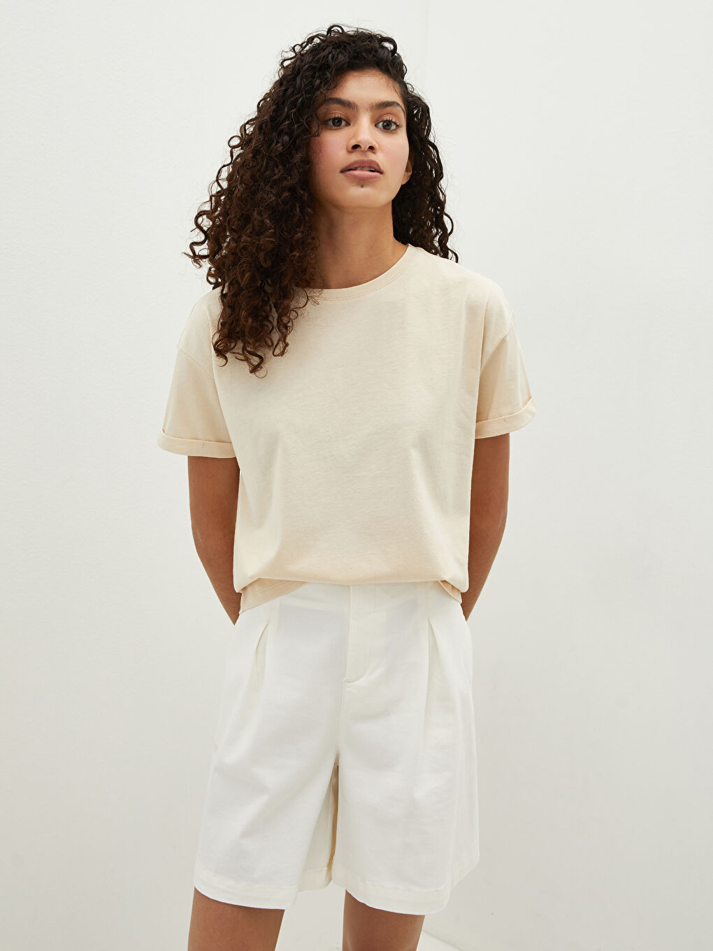 Bej Bisiklet Yaka Düz Kısa Kollu Pamuklu Kadın Tişört-1