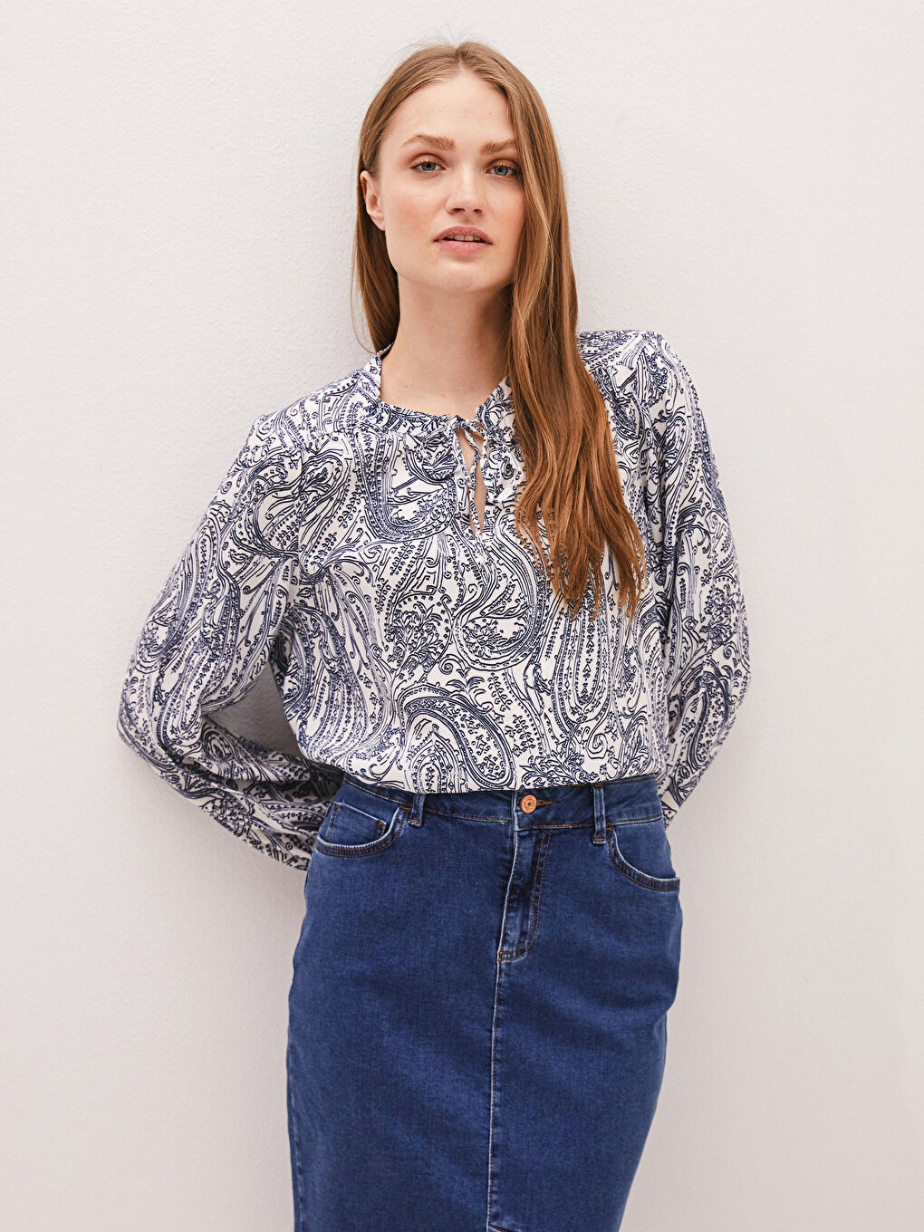 Bluza za Žene od Viskoze sa Dugim Rukavima i Kragnom na Vezanje Štampana-1