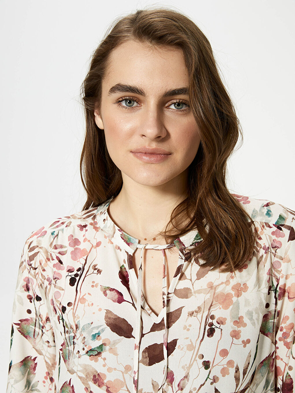 Ekru Bağlamalı Yaka Baskılı Uzun Kollu Viskon Kadın Bluz-2