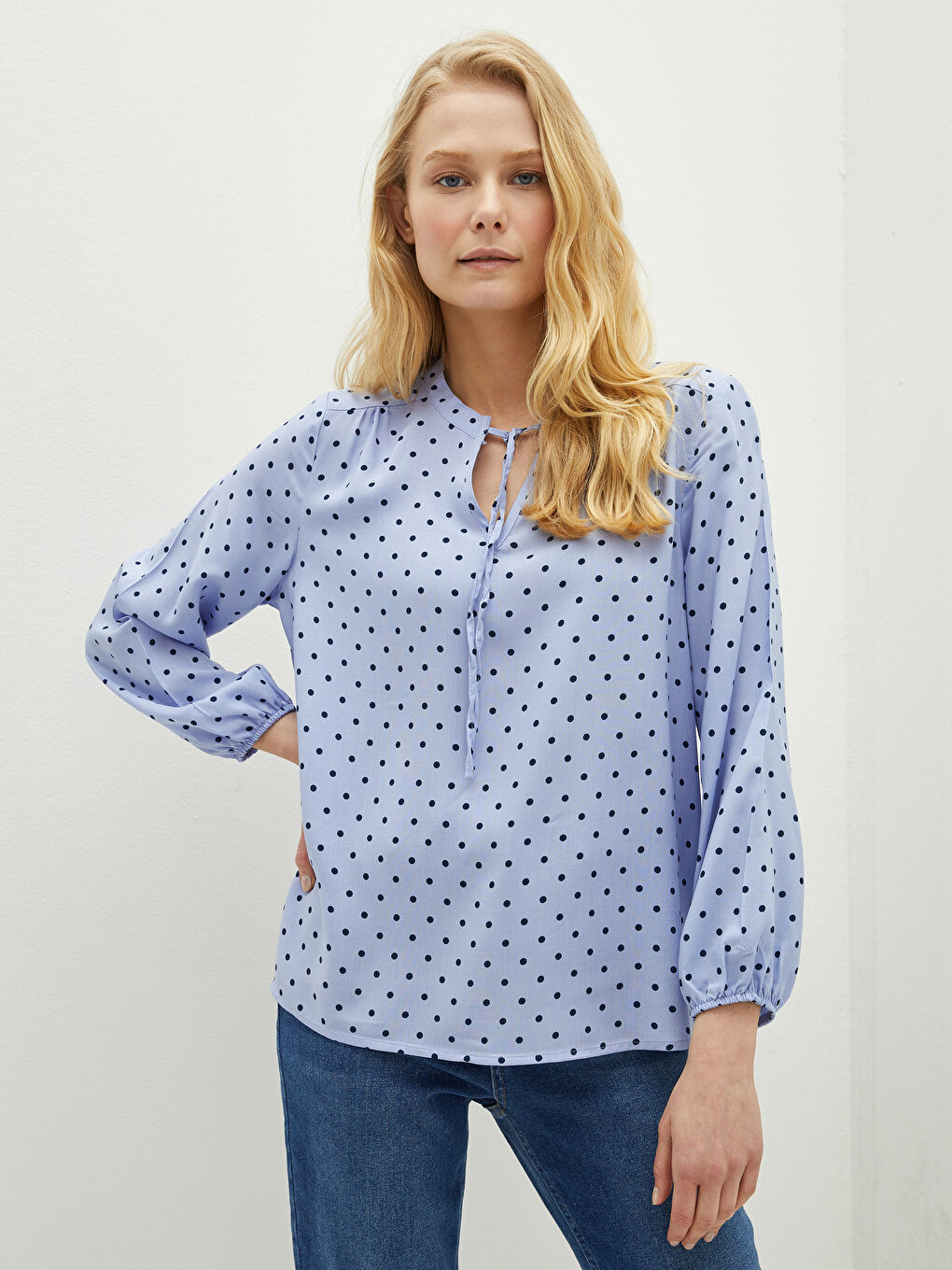Mavi Bağlamalı Yaka Puantiyeli Uzun Kollu Viskon Kadın Bluz