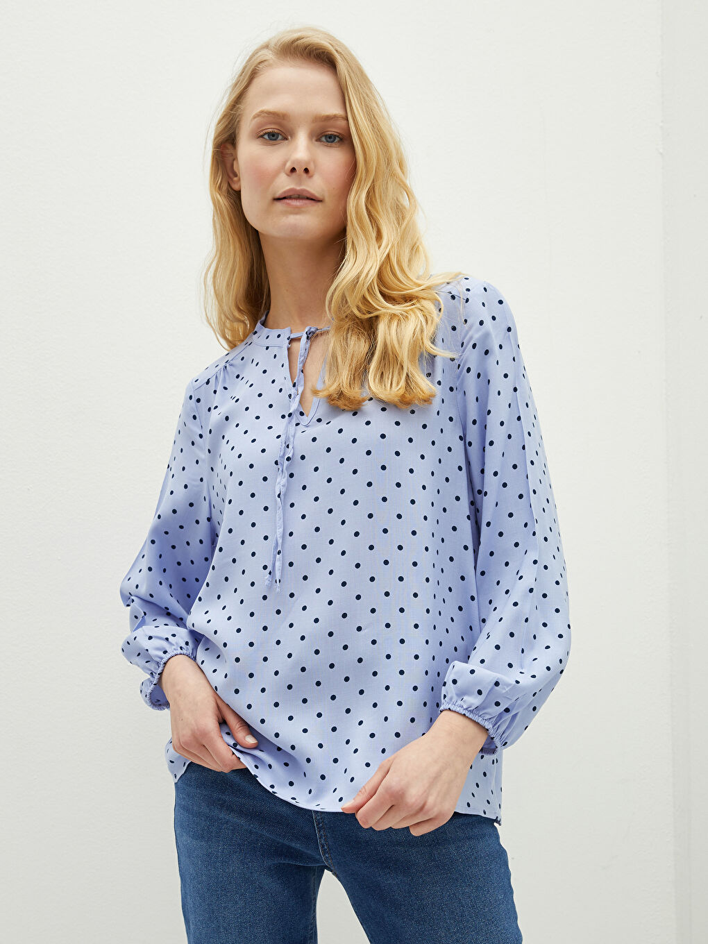 Mavi Bağlamalı Yaka Puantiyeli Uzun Kollu Viskon Kadın Bluz-1