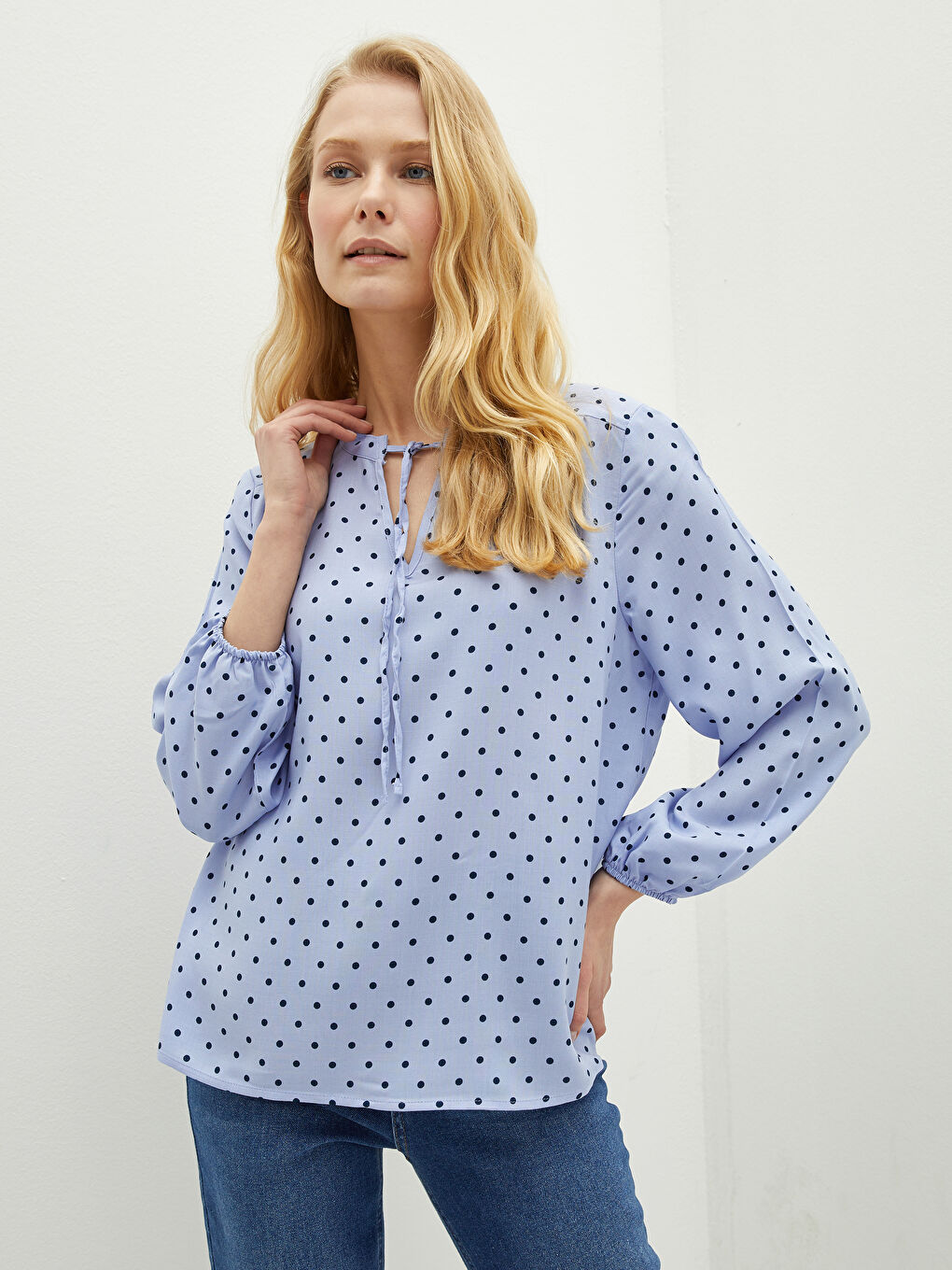 Mavi Bağlamalı Yaka Puantiyeli Uzun Kollu Viskon Kadın Bluz-2
