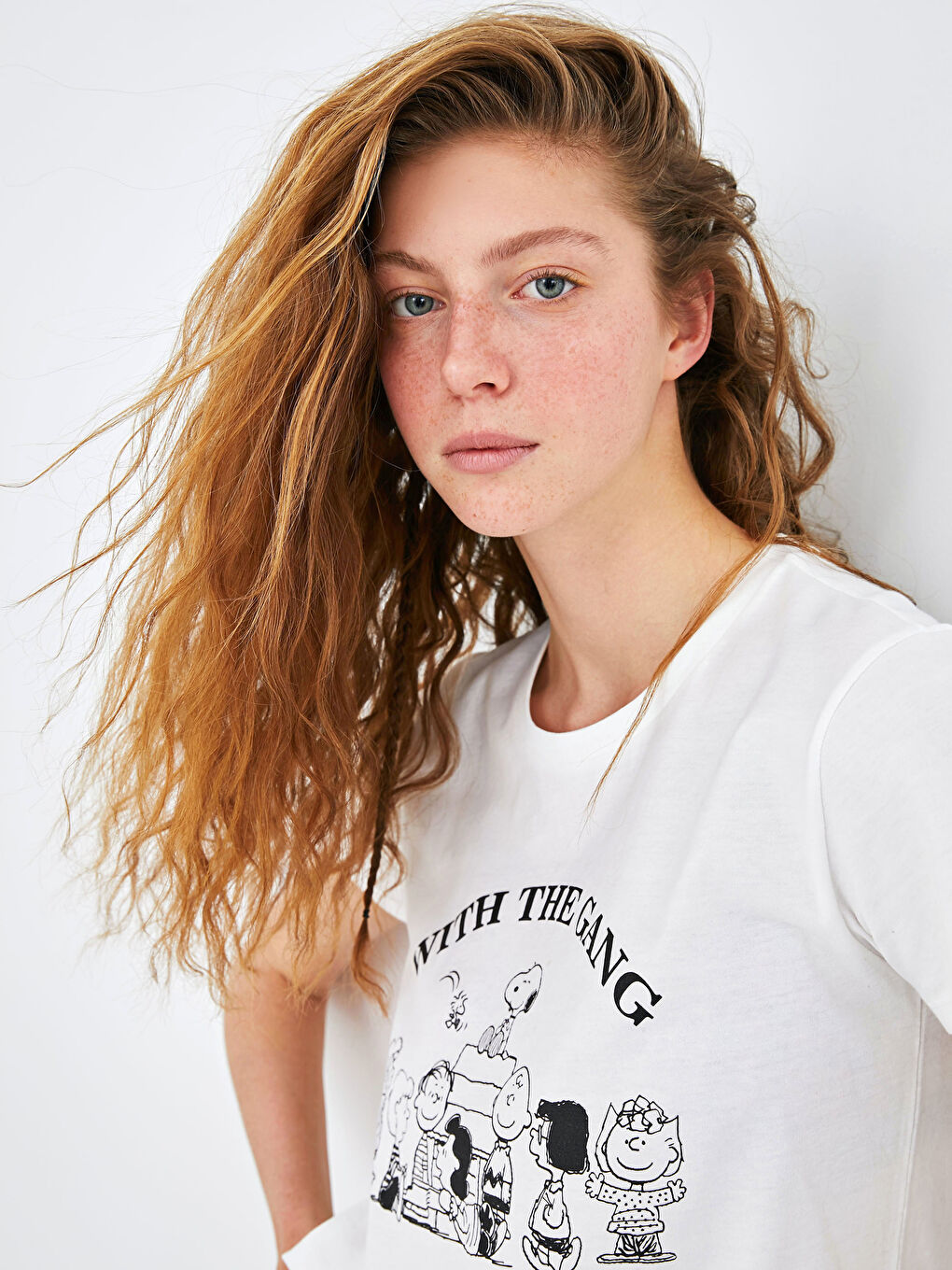 Ekru Bisiklet Yaka Snoopy Baskılı Kısa Kollu Pamuklu Kadın Tişört-3