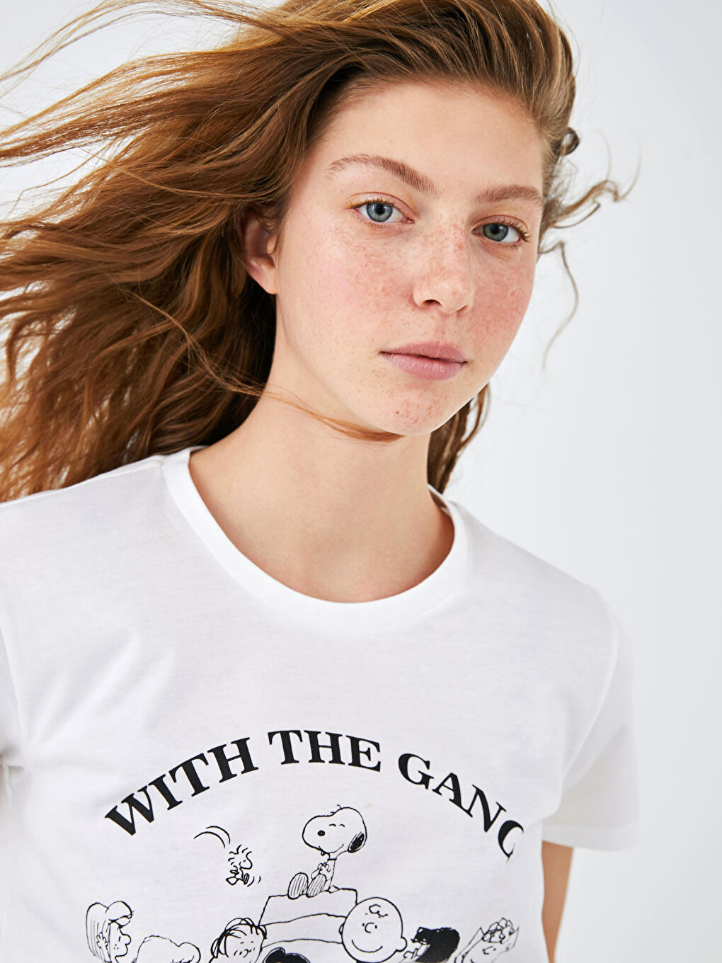 Ekru Bisiklet Yaka Snoopy Baskılı Kısa Kollu Pamuklu Kadın Tişört-4