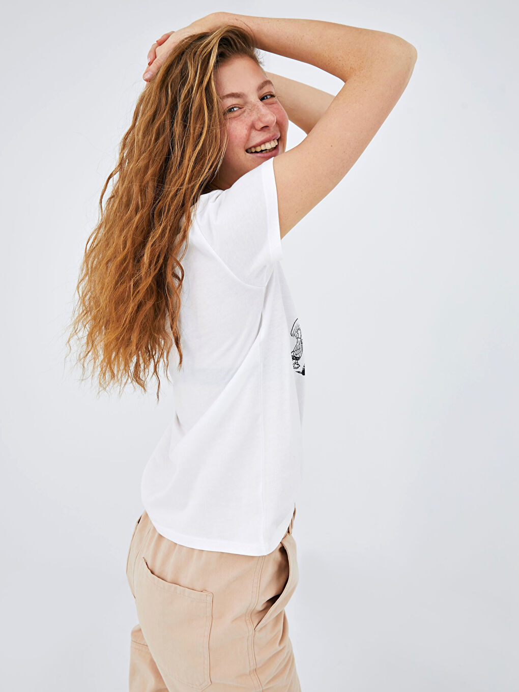 Ekru Bisiklet Yaka Snoopy Baskılı Kısa Kollu Pamuklu Kadın Tişört-5